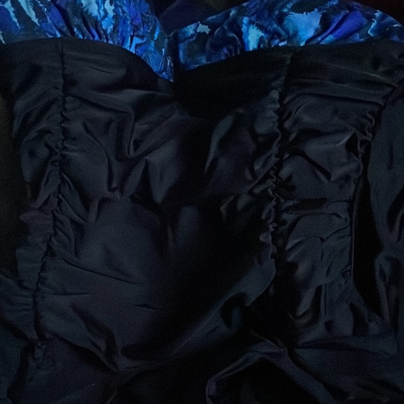 Nwot Slimming Swimsuit - Picture 9 of 9